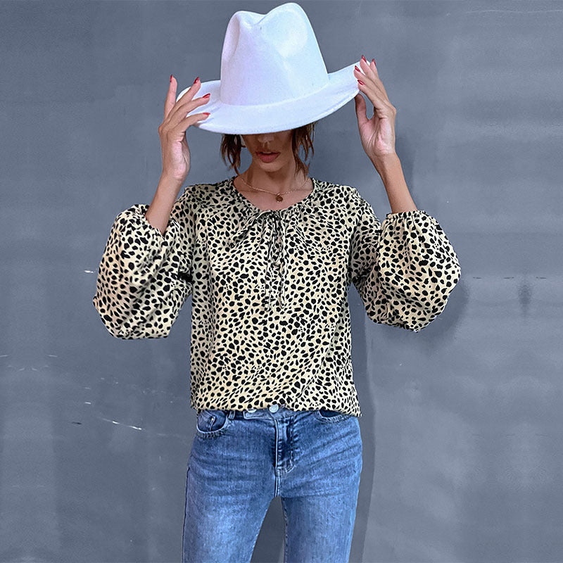 Top femme avec des détails volantés et imprimé animal Chic & Stil