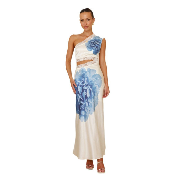 Elegant evening dress for women with an asymmetric design and luxurious lace details Chic & Stil