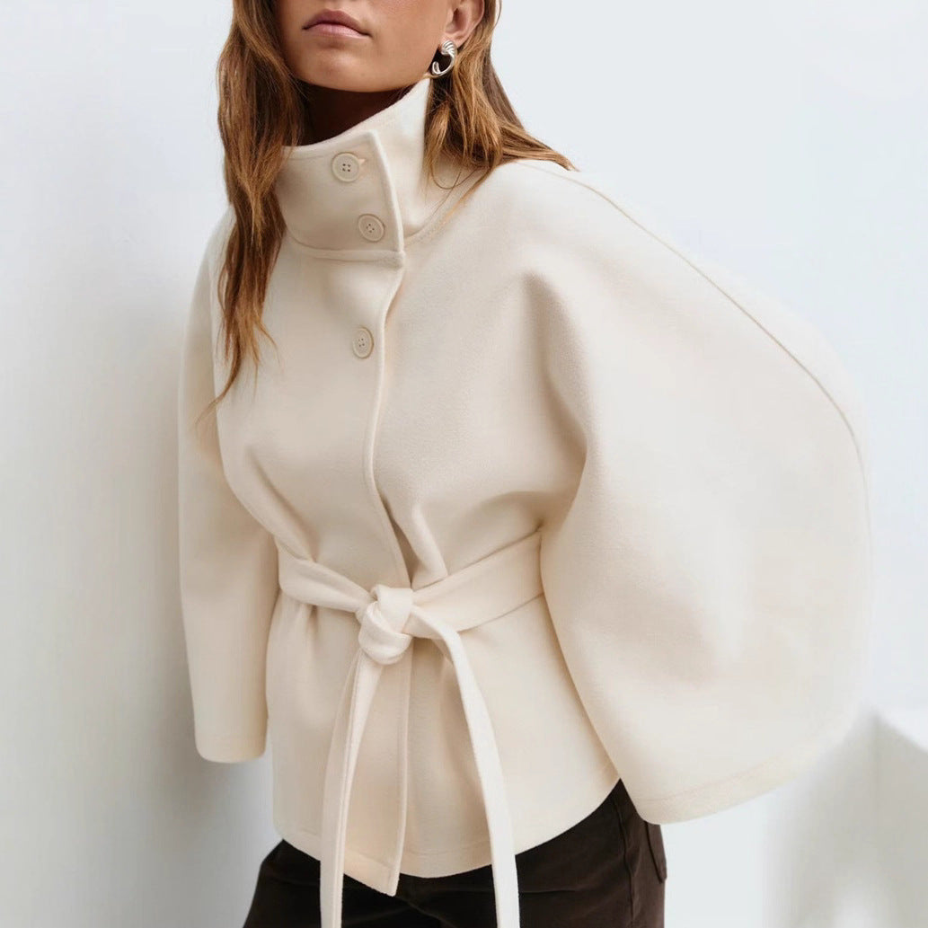 Veste cape élégante pour femmes avec un col montant et une ceinture Chic & Stil