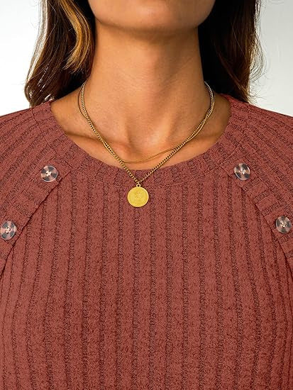 Top en tricot pour femmes avec boutons décoratifs Chic & Stil