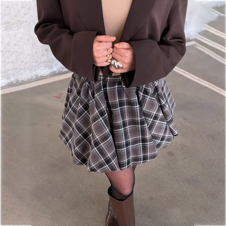 Plaid mini skirt for ladies with a loose fit and a playful ruffle Lune London