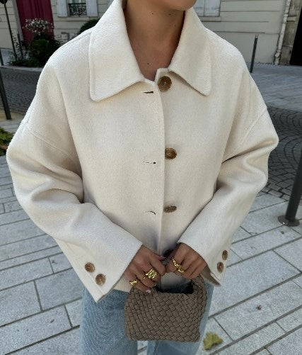 Oversized wool jacket for women with a chic and stylish collar