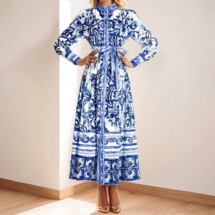 Dame Élégante Robe Maxi avec Motif Floral Délicat et Ceinture Pratique Chic & Stil
