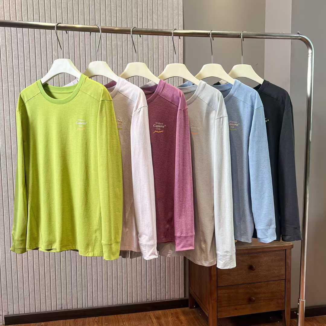 Chemise sportive à manches longues pour femmes avec une structure de tissu innovante Chic & Stil