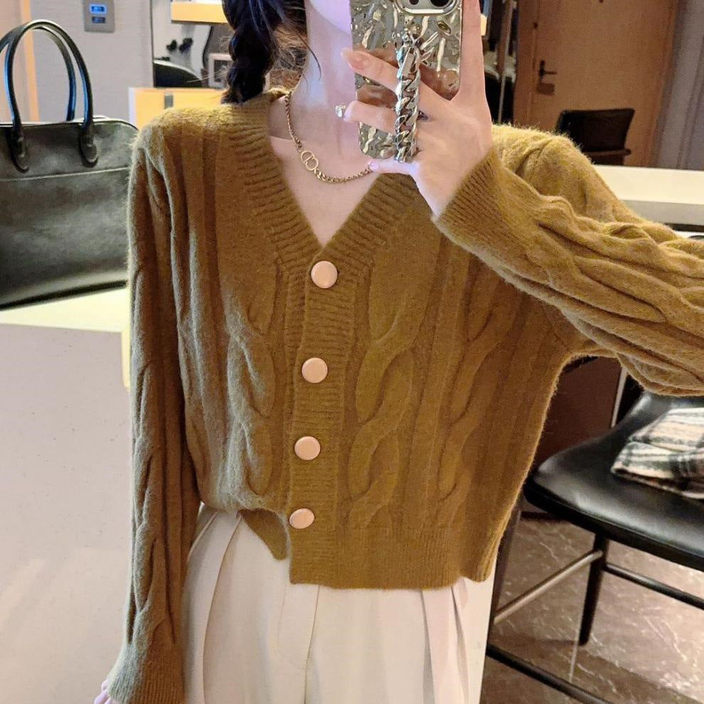 Cardigan tricot épais pour femmes avec patte de boutonnage décorative et matériau doux Chic & Stil