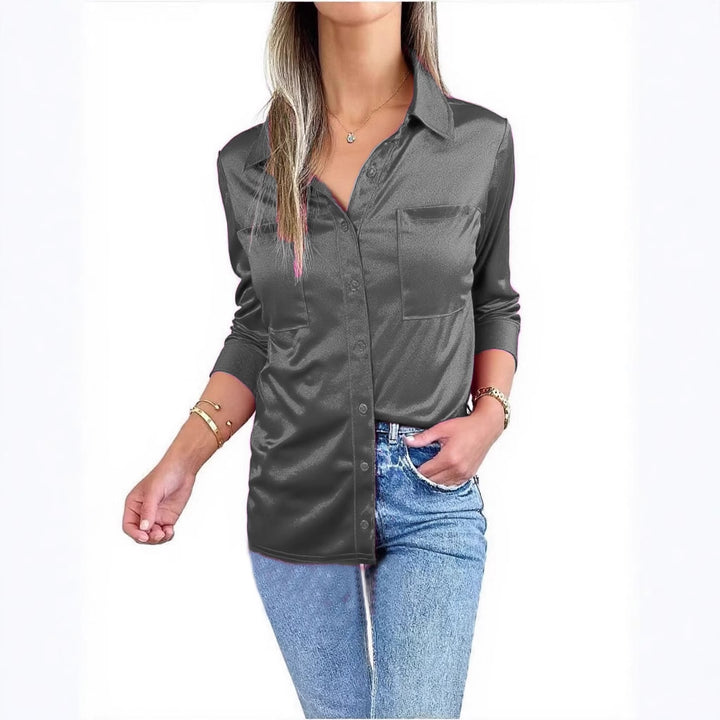 Blouse en satin élégante pour femme avec détails de boutons classiques et poche poitrine Chic & Stil