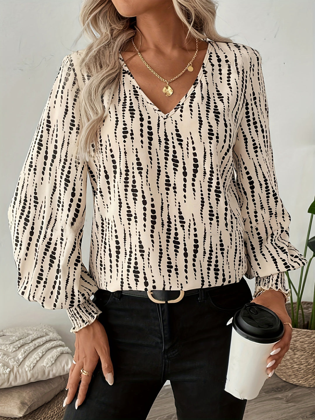 Women's blouse with V-neck and puff sleeves Lune London