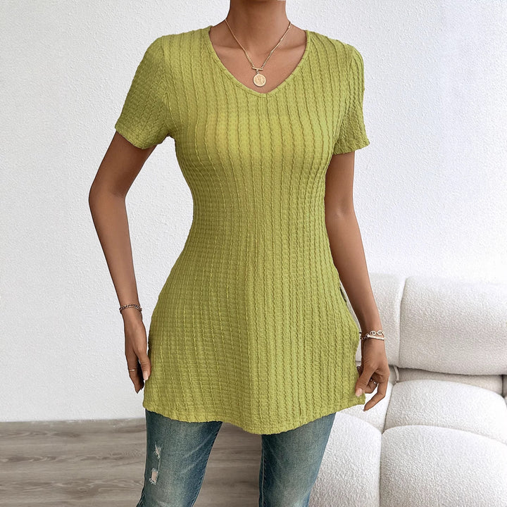 Fine knit top for women with an elegant V-neck and a flattering cut for the Chic & Stil silhouette