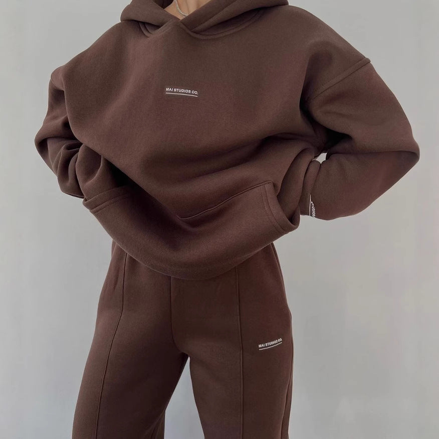 Ladies oversized comfortable sweatshirt with kangaroo pockets and modern inscription Lune London