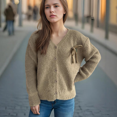 Cardigan en tricot confortable pour femmes avec une texture fine et des détails de boutons décoratifs Chic & Stil