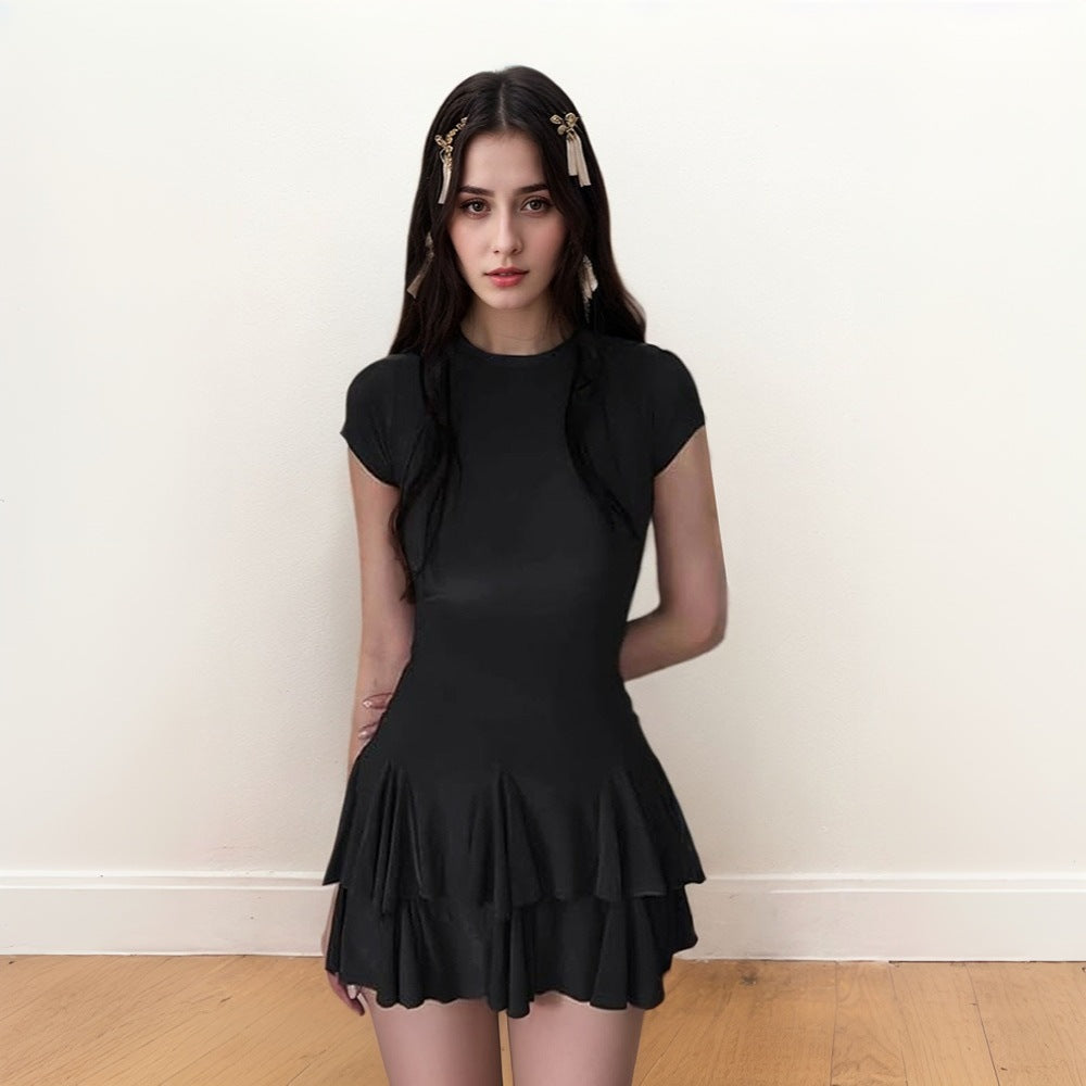 Robe mini pour femmes avec ourlet volanté et coupe ajustée Chic & Stil