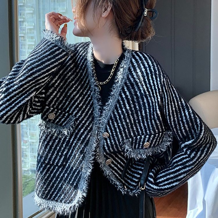 Cardigan pour femme avec un motif rayé caractéristique et des détails de boutons élégants Chic & Stil