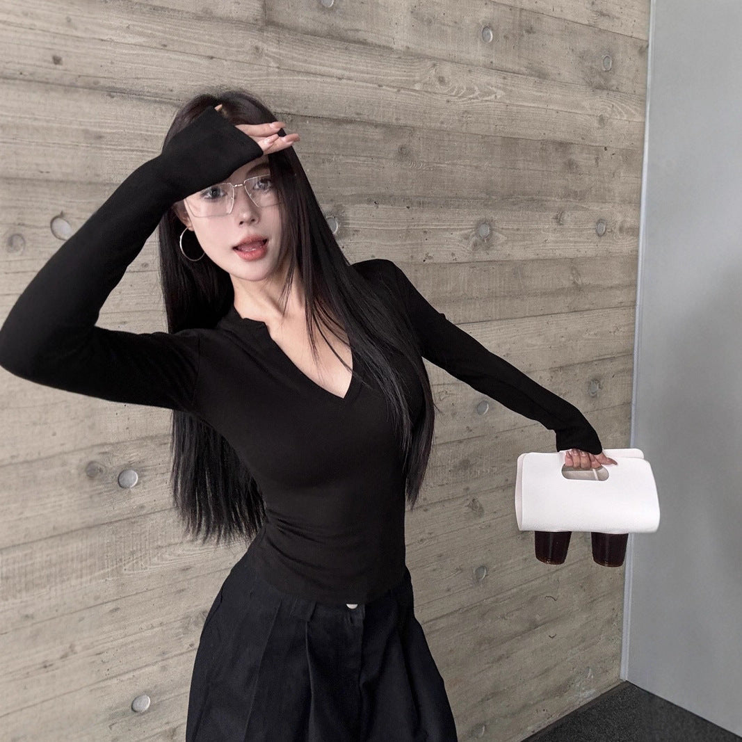 Women's long sleeve shirt with V-neckline and fitted silhouette Chic & Stil