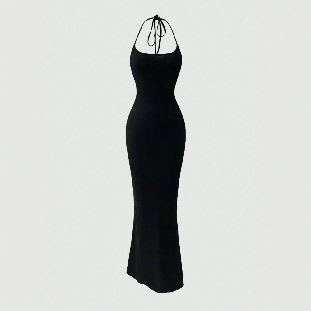 Robe maxi ajustée pour femmes avec design halter et coupe slim Chic & Stil