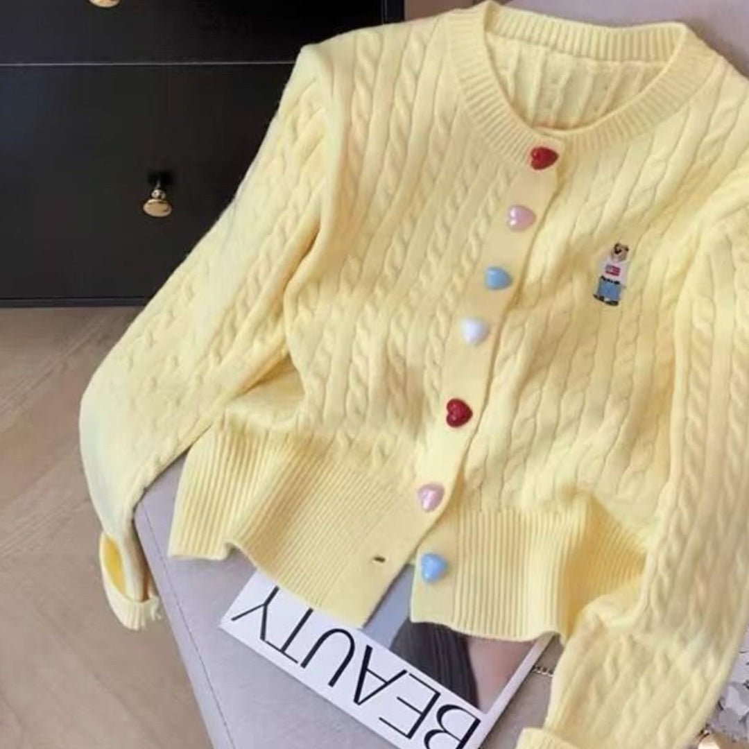 Cardigan féminin à la mode avec des boutons en forme de cœur et motif intégral Chic & Stil