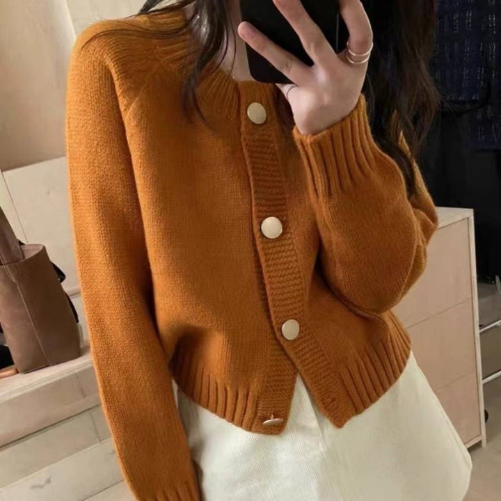 Cardigan pour femmes avec des détails de boutons décoratifs et une coupe moderne Chic & Stil