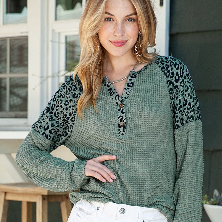 Long sleeve shirt for women with contrasting leopard sleeves and chic button placket Style