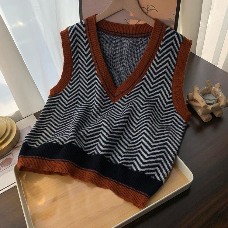 Knitted sweater for women with a V-neck and modern zigzag pattern Chic and Style