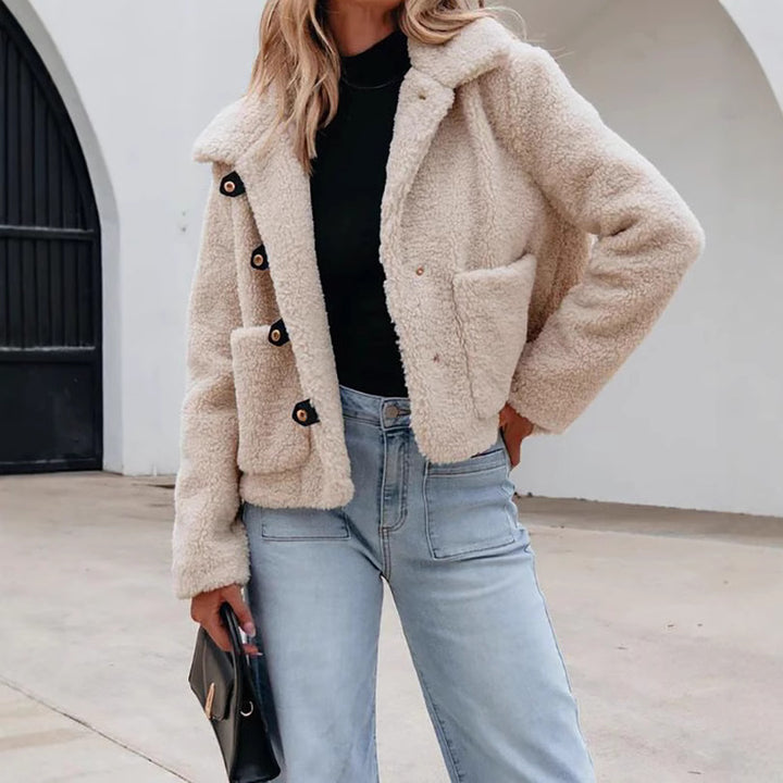 Veste en fourrure pour femme au design décontracté avec des détails de boutons et des poches pratiques Chic & Stil