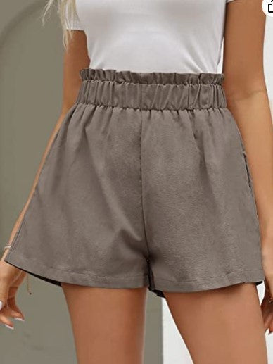 Shorts pour femmes avec taille élastique et poches latérales Chic & Stil