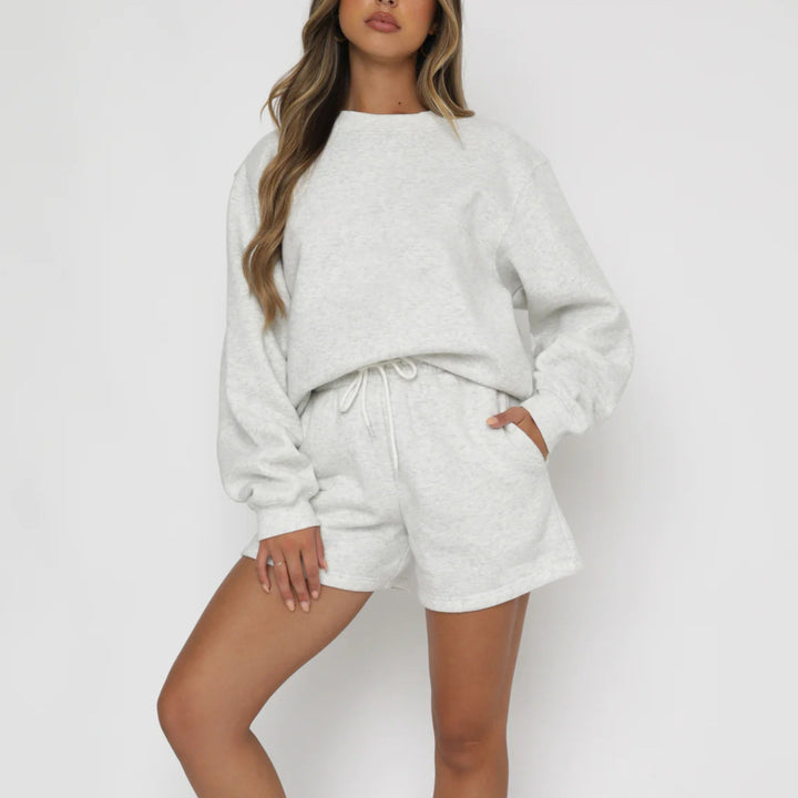 Women's casual sweatset with comfortable short sleeve top and cozy shorts Chic & Stil