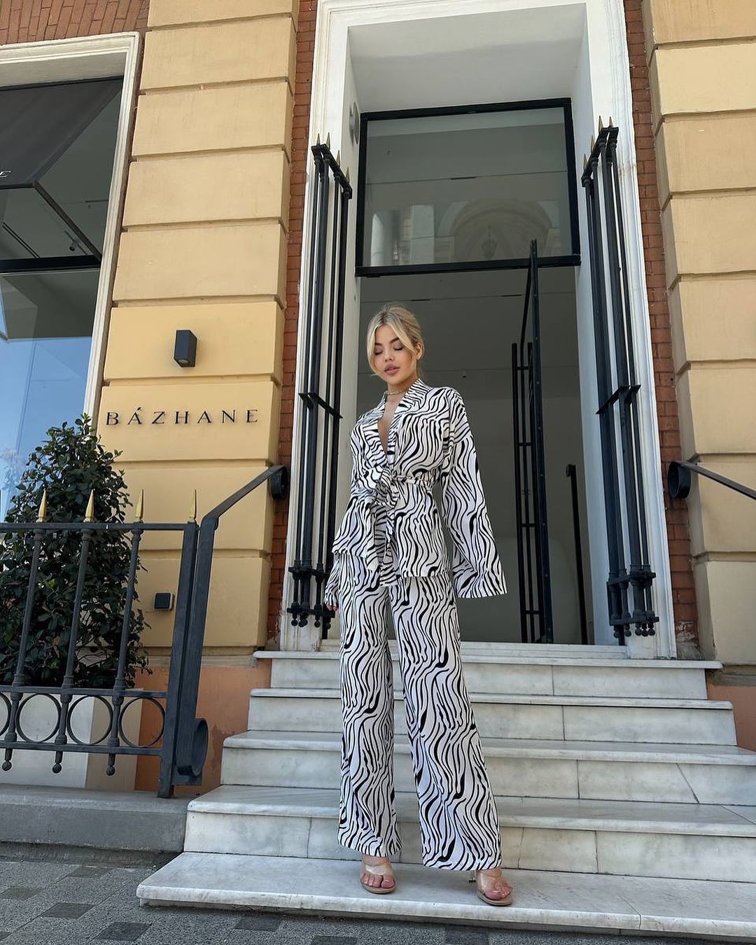 Women's set composed of a lightweight blazer and wide-leg pants with a floral design Lune London