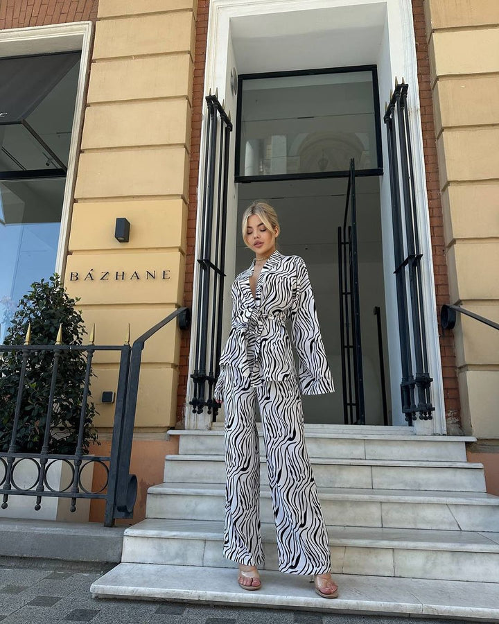 Women's set composed of a lightweight blazer and wide-leg pants with a floral design Lune London
