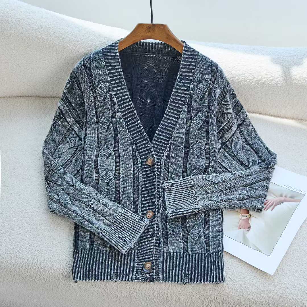 Cardigan en tricot épais pour femmes avec col en V et boutons décoratifs Chic & Stil