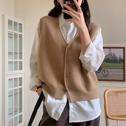 Knit vest for women with button placket and fine ribbed structure Lune London