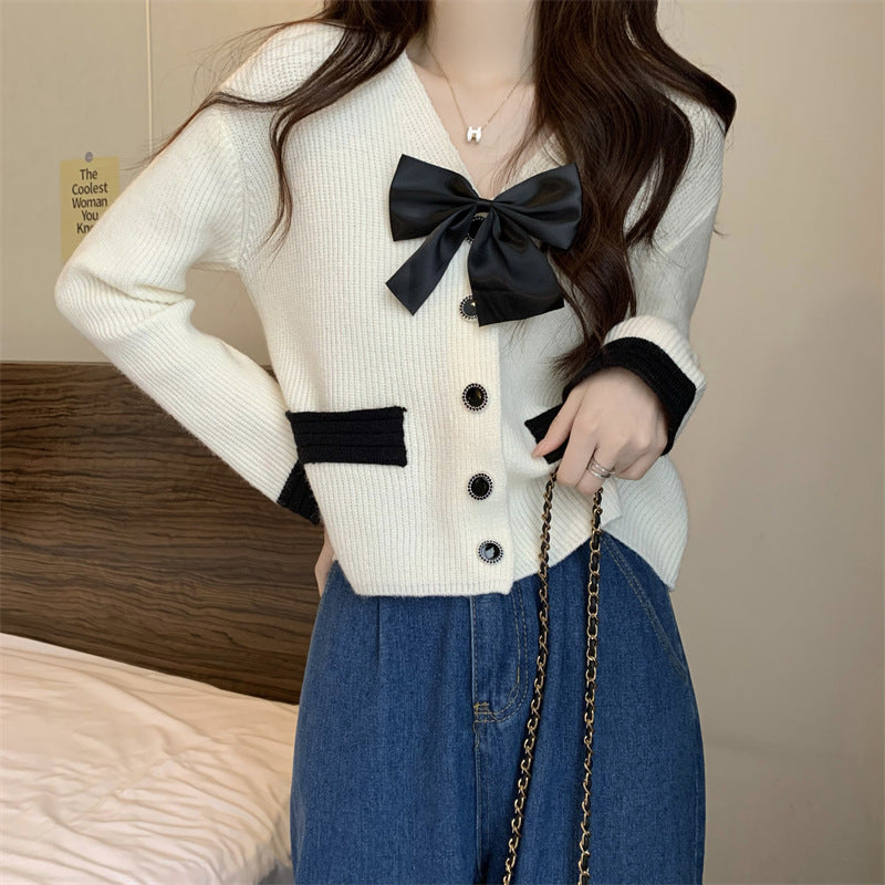 Cardigan de mode pour femmes avec des détails sophistiqués en satin et en boutons Chic & Stil