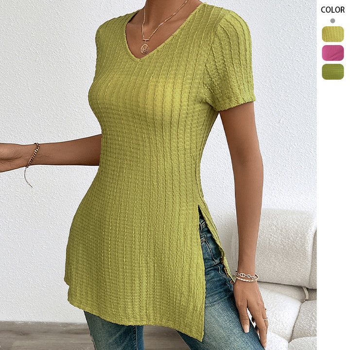 Fine knit top for women with an elegant V-neck and a flattering cut for the Chic & Stil silhouette
