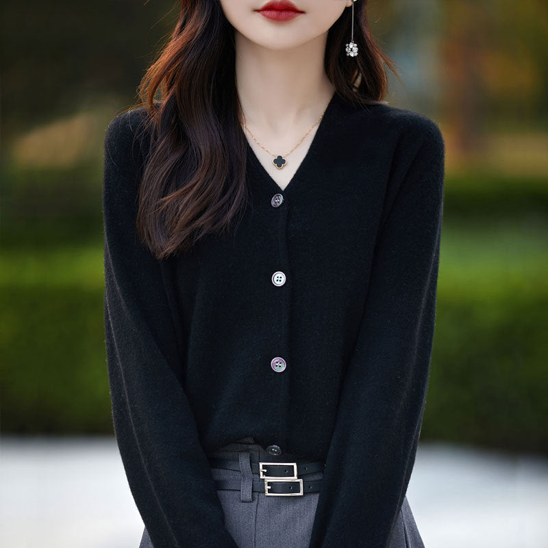 Cardigan en cachemire pour femmes avec des détails de boutons élégants et décolleté en V Lune London