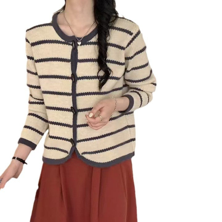 Gilet pour femmes avec motif rayé maritime et grands boutons Chic & Stil