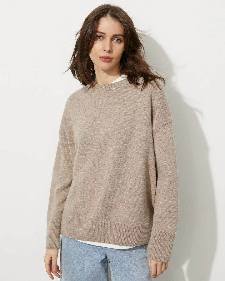 Cozy fine-knit sweater for women with a loose fit and a round neckline Lune London