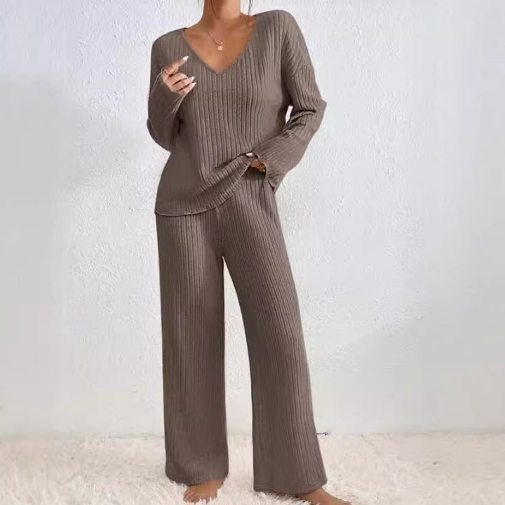 Women Comfortable knit set with V-neck and ribbed structure Lune London