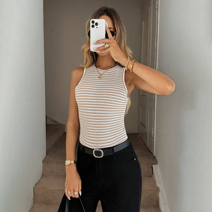 Débardeur ajusté pour femmes avec design texturé et décolleté stratégique Chic & Stil