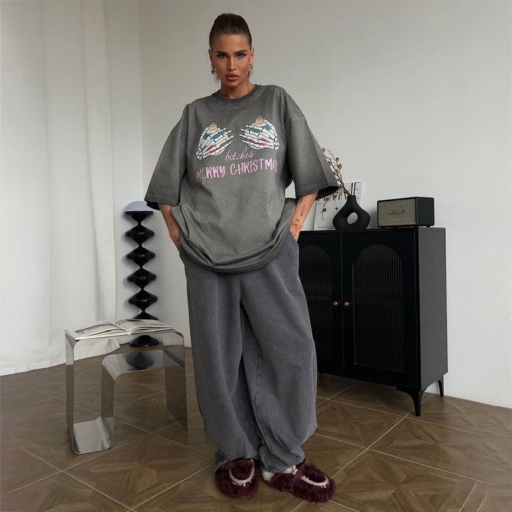Oversized sweatshirt for women with chic and stylish Christmas graphic pattern
