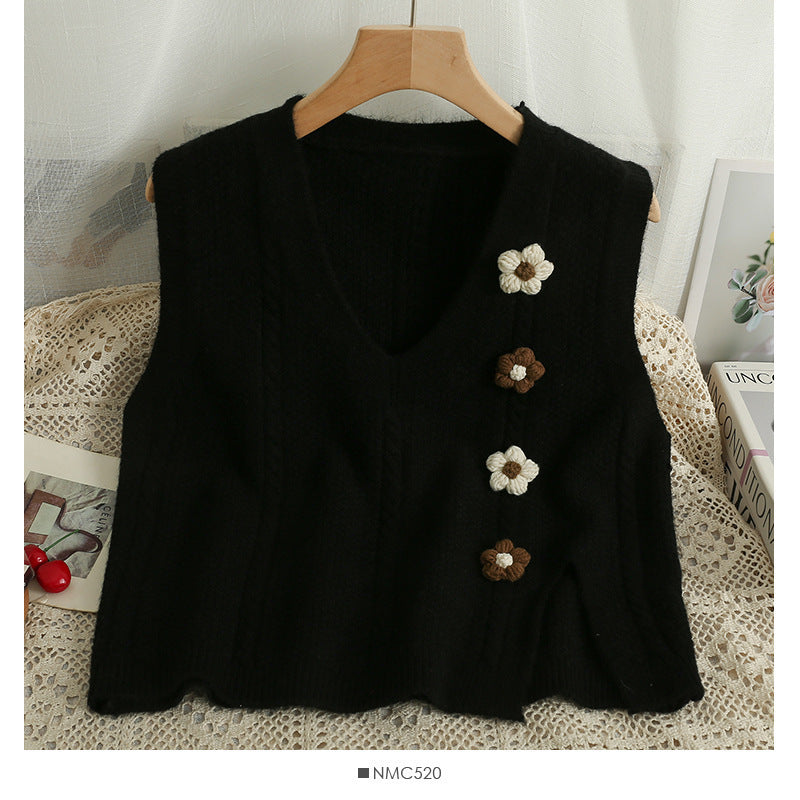 Ladies chunky knit cardigan with V-neckline and floral accents Lune London