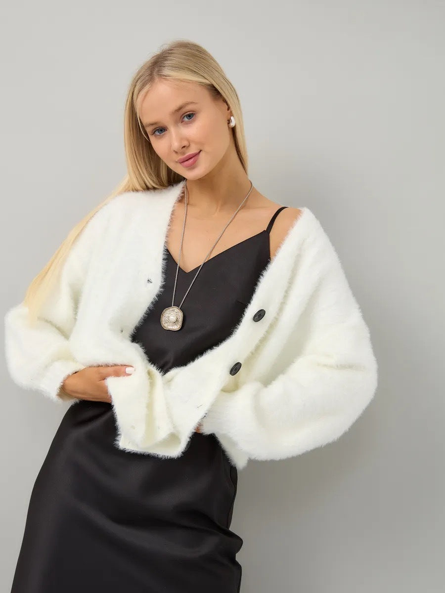 Cardigan confortable pour femmes avec coupe asymétrique et fermeture par bouton Chic & Stil