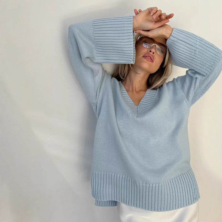 Women elegant knit sweater with V-neck and casual fit Chic & Stil