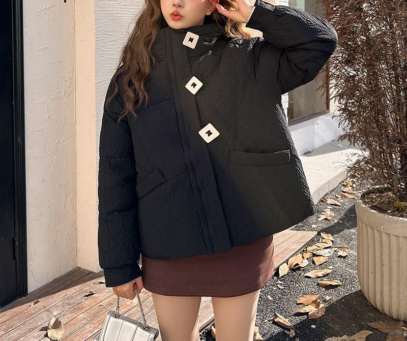 Doudoune feminine d'hiver avec capuche et boutons décoratifs Chic & Stil