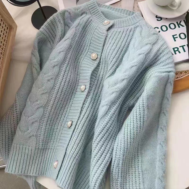 Cardigan Tricot Doux pour Femmes avec Détails de Boutons en Perle et Texture en Tricot Câble Chic & Stil