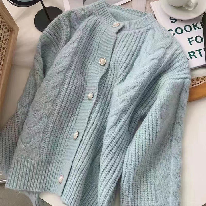 Cardigan Tricot Doux pour Femmes avec Détails de Boutons en Perle et Texture en Tricot Câble Chic & Stil