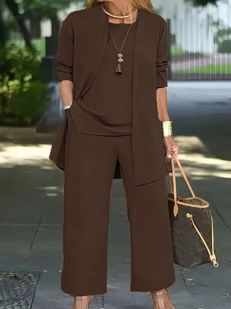 Two-piece casual and elegant set for women with a loose fit and modern accents Lune London