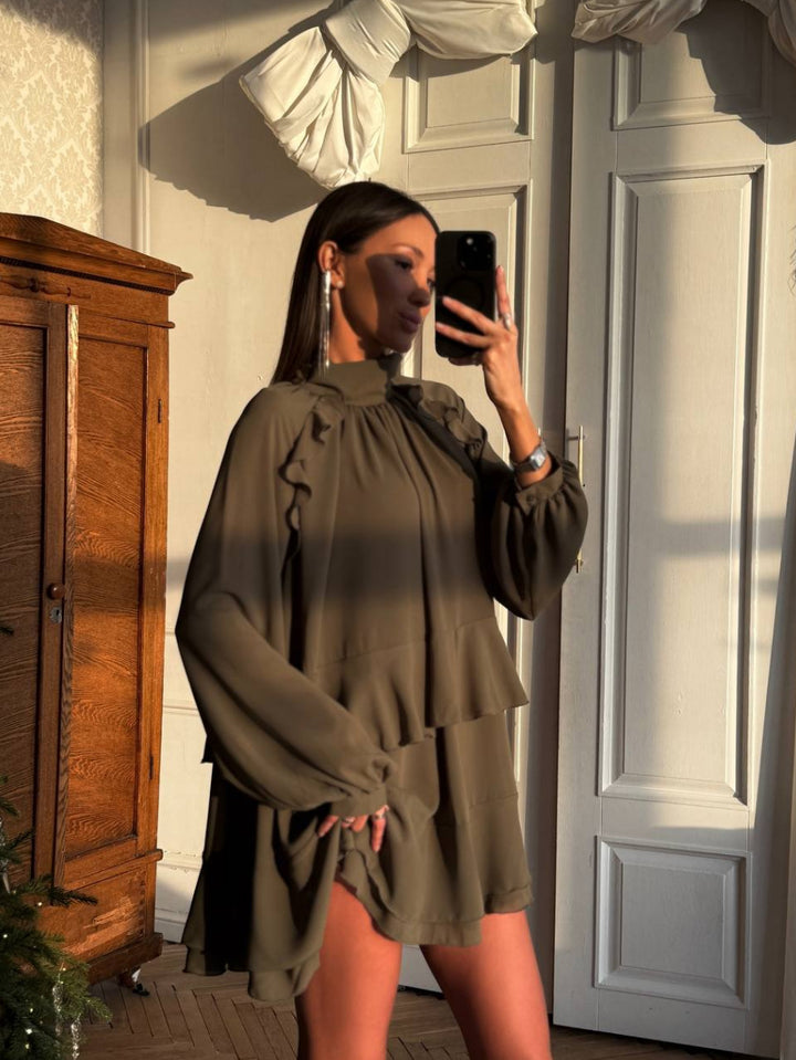 Robe aérienne pour femmes avec ourlet à volants et élégant col montant Chic & Stil