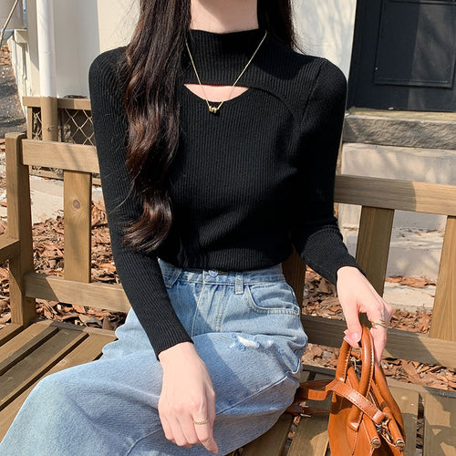 Ladies elegant long sleeve top with stylish V-neck and ribbed texture Chic & Stil
