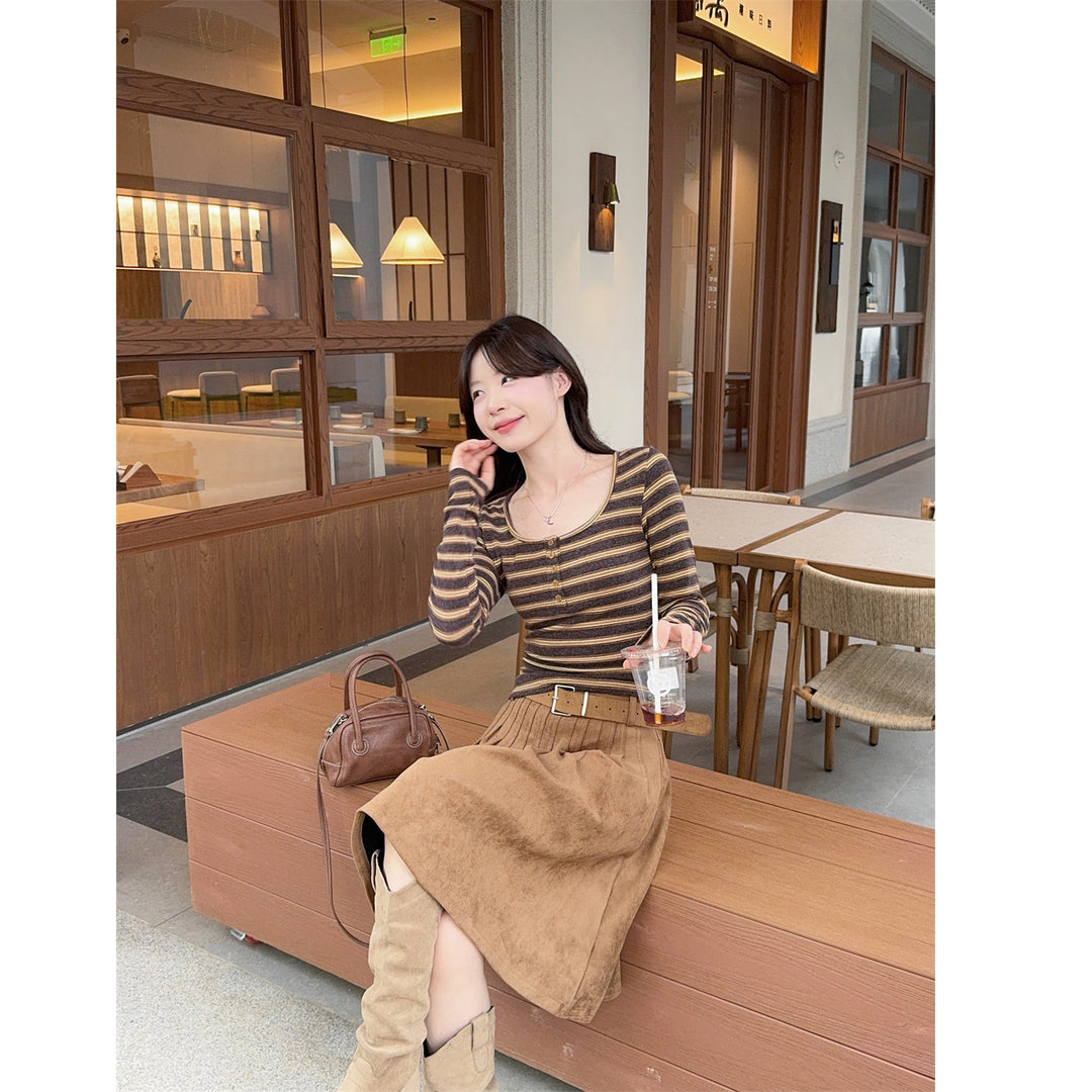 Women's long sleeve shirt with fashionable round neck and decorative buttons Chic & Stil
