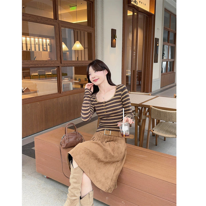 Women's long sleeve shirt with fashionable round neck and decorative buttons Chic & Stil