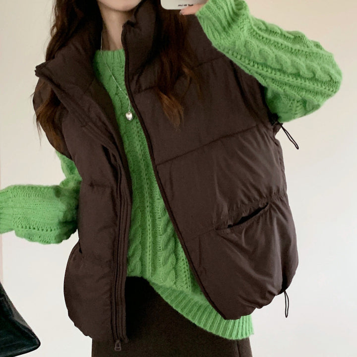 Quilted leisure jacket for women with a high collar and practical pockets.