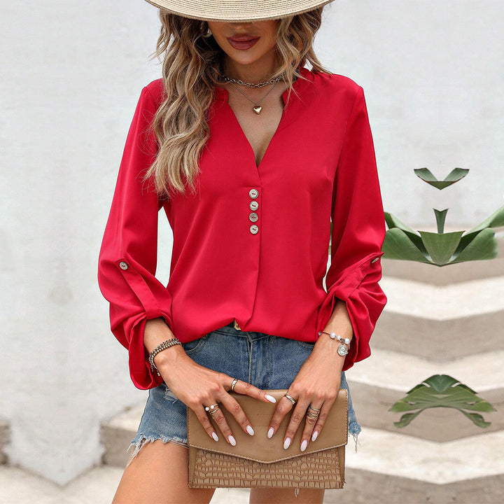 Blouse for women with stylish button details and a chic V neck collar Chic & Stil